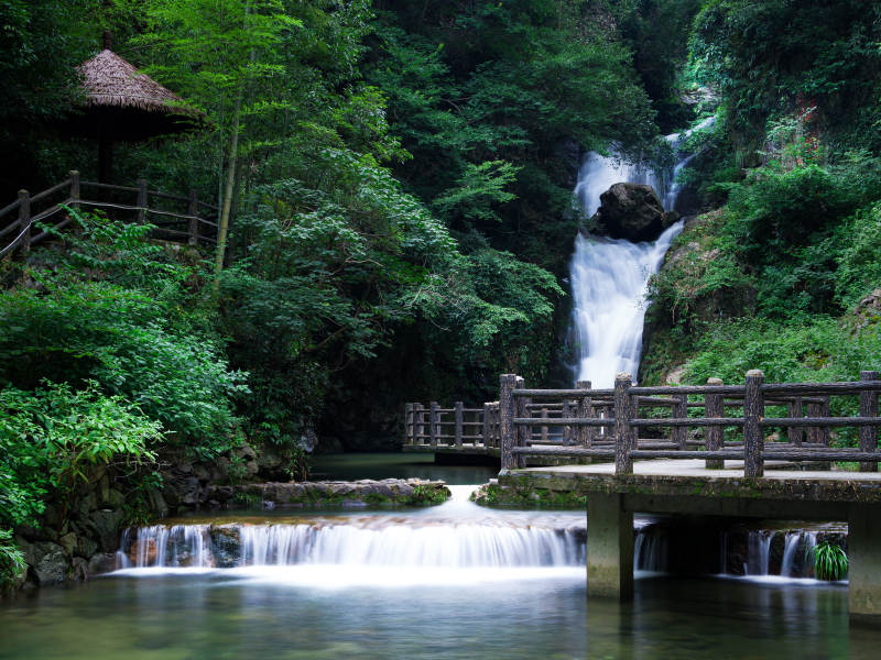 山间瀑布 幽静小径--杭州图片