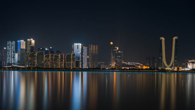 杭州钱江新城夜幕下的城市倒影图片