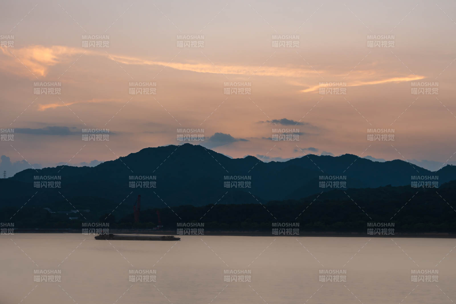 夕阳下的江面与远山图片