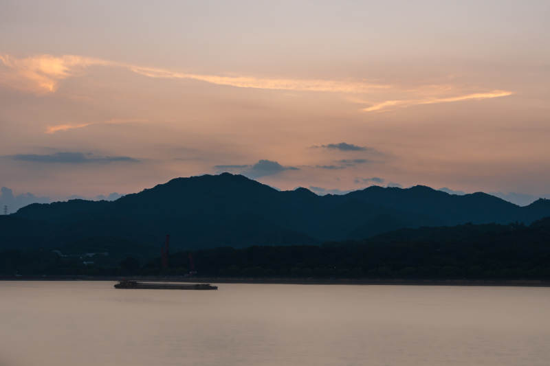 夕阳下的江面与远山图片