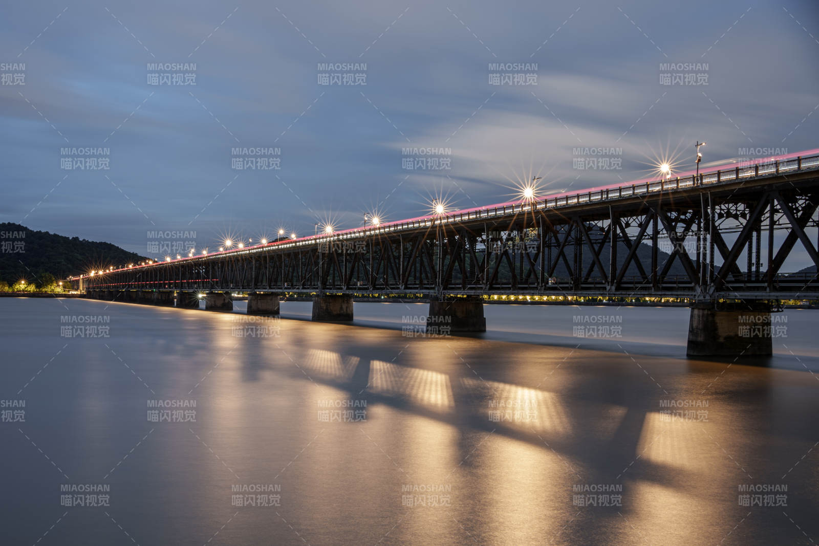 夜幕下的桥梁光影倒影--钱塘江大桥图片
