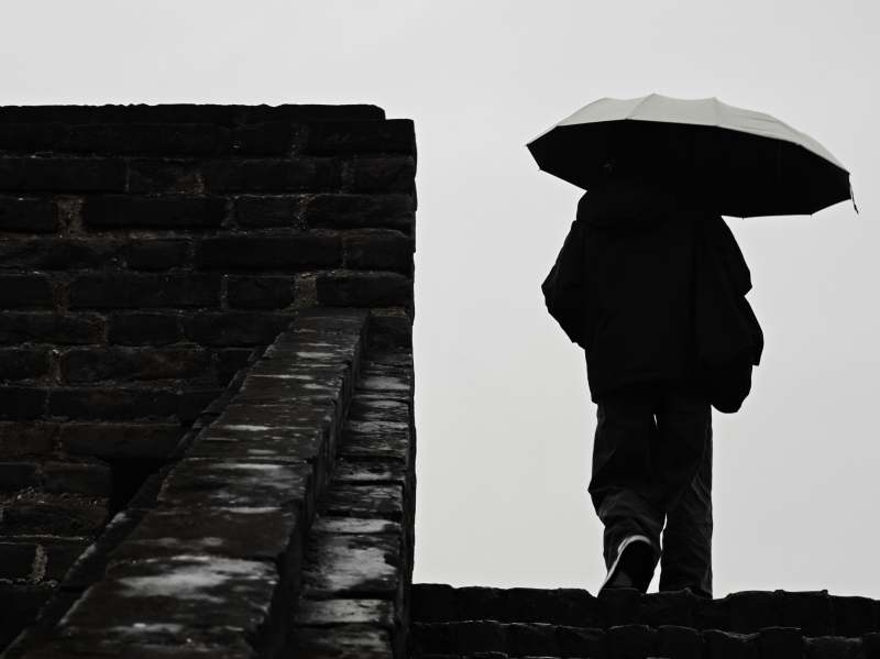 雨中行人 墙边独行图片