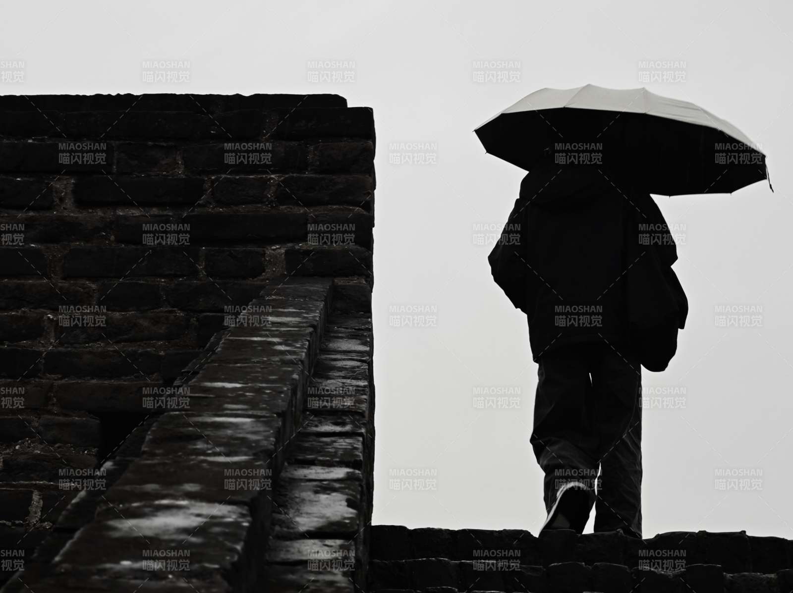 雨中行人 墙边独行图片