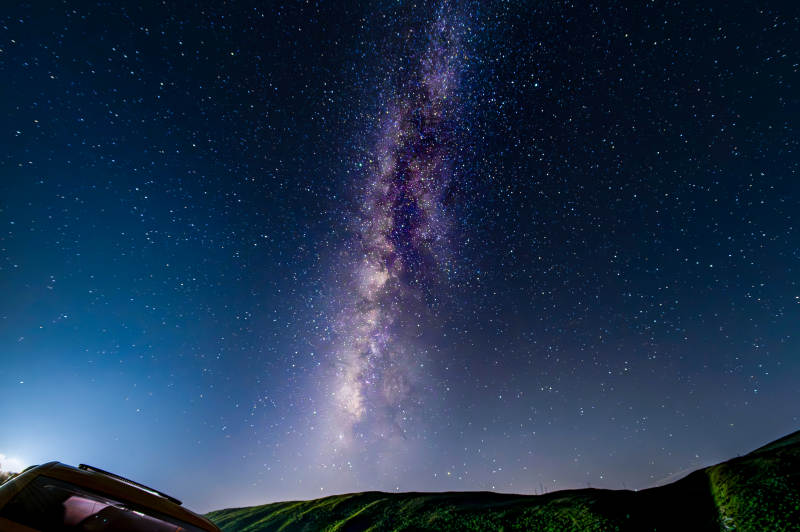 西藏银河横跨夜空星辰璀璨图片