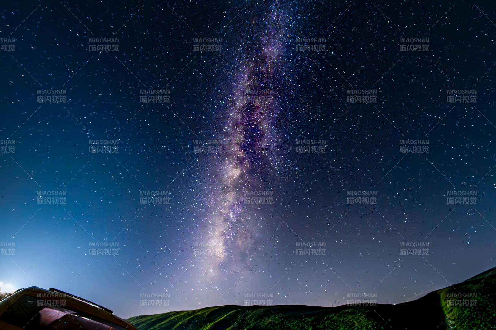 西藏银河横跨夜空星辰璀璨图片