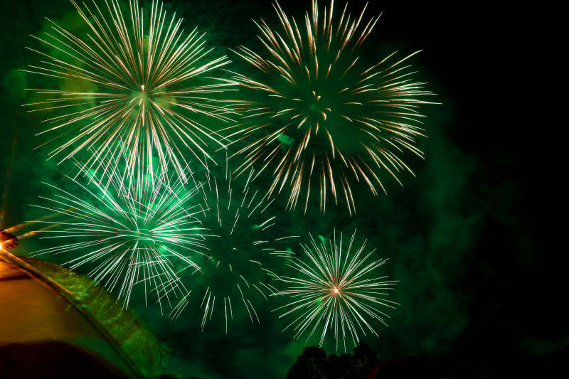 夜空中的绿色烟花绽放图片