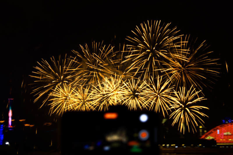 夜空中的烟花绽放图片