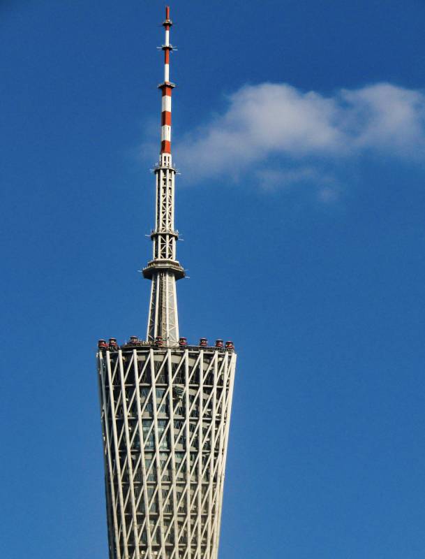 广州塔尖顶蓝天白云背景图片