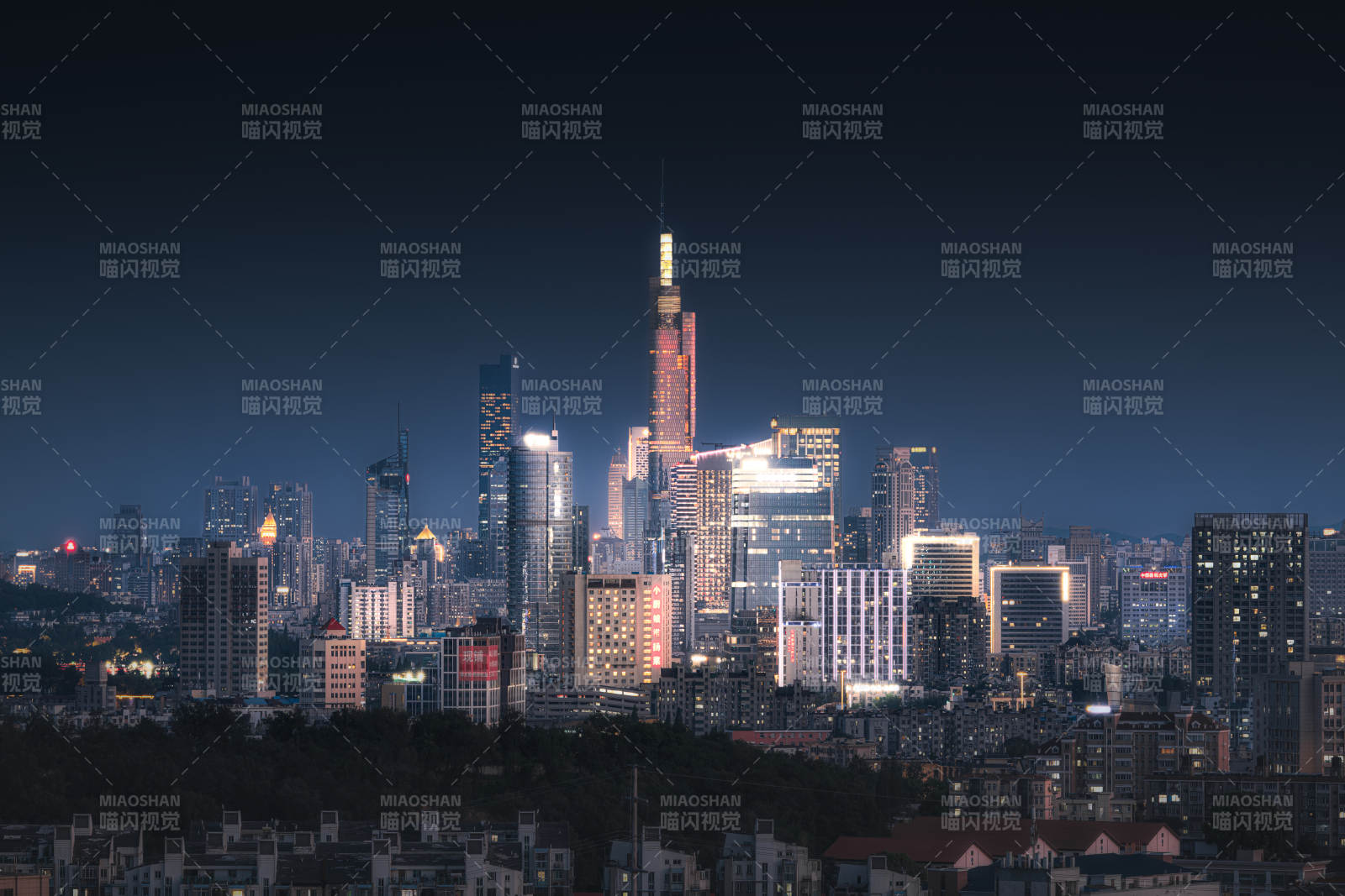 南京夜幕下的城市灯火辉煌图片