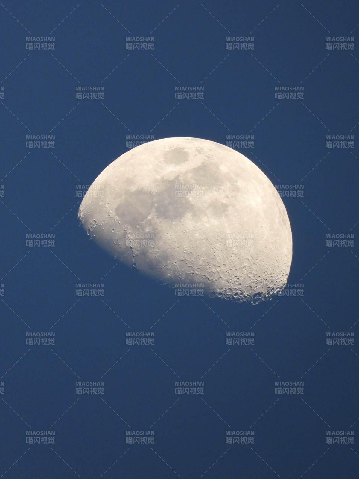 夜空中的半轮明月图片