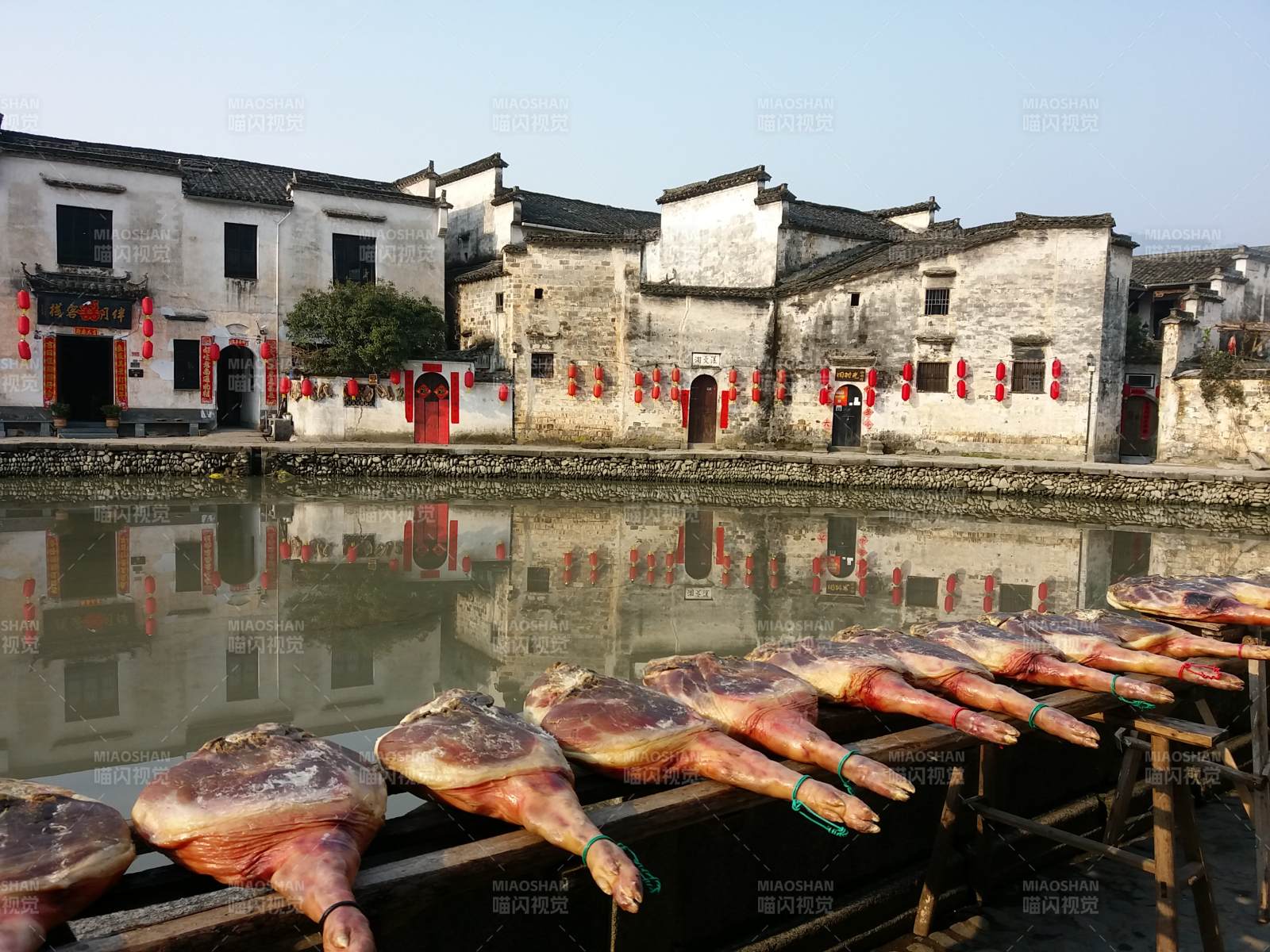 徽州古村的腊肉晾晒图图片