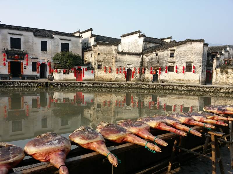 徽州古村的腊肉晾晒图图片