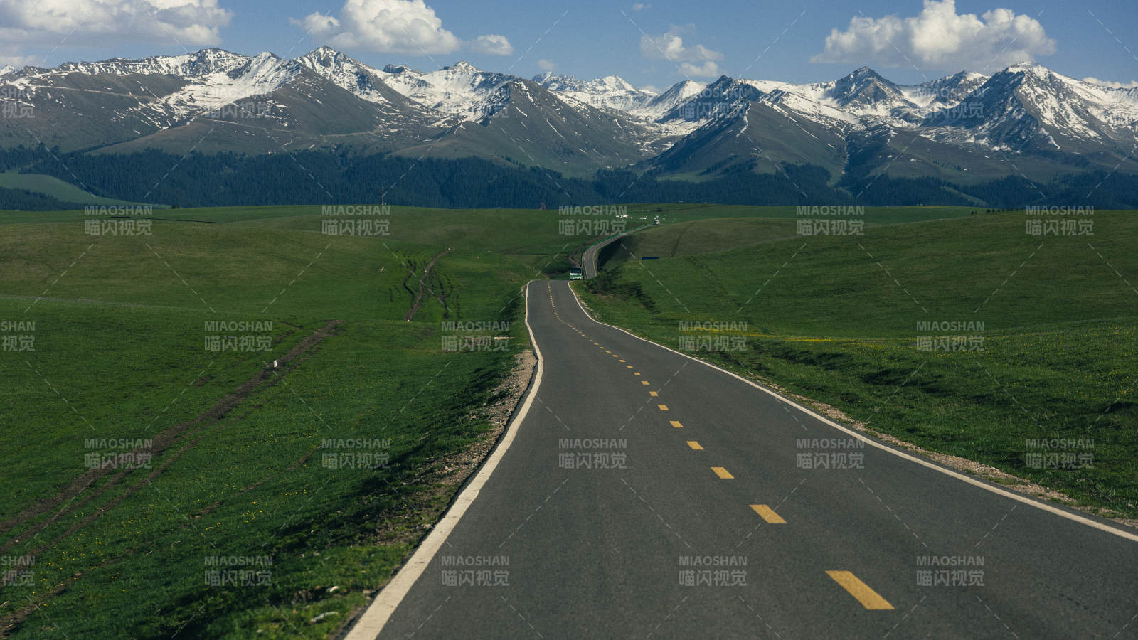 喀拉峻雪山下的蜿蜒公路图片