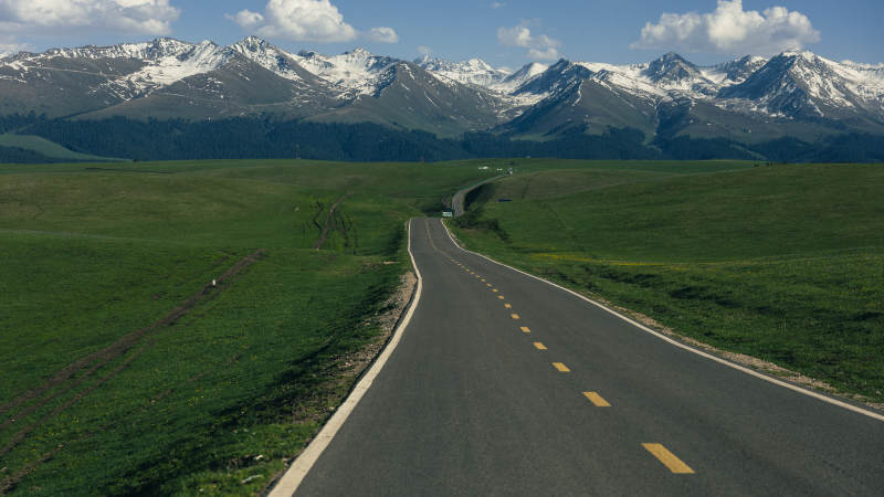 喀拉峻雪山下的蜿蜒公路图片