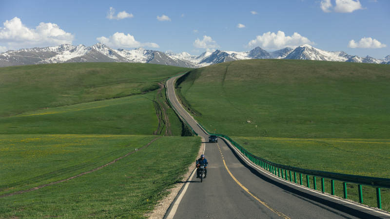 喀拉峻草原公路 雪山远眺图片
