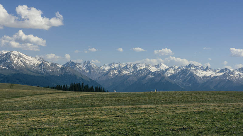 喀拉峻雪山草原风光无限好图片