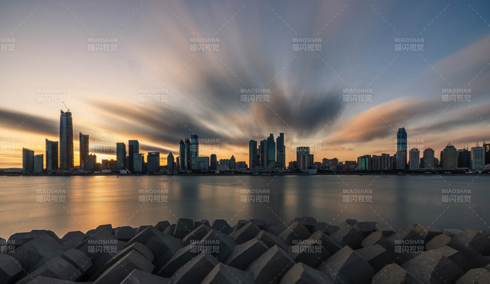 青岛情人坝城市天际线与海景图片