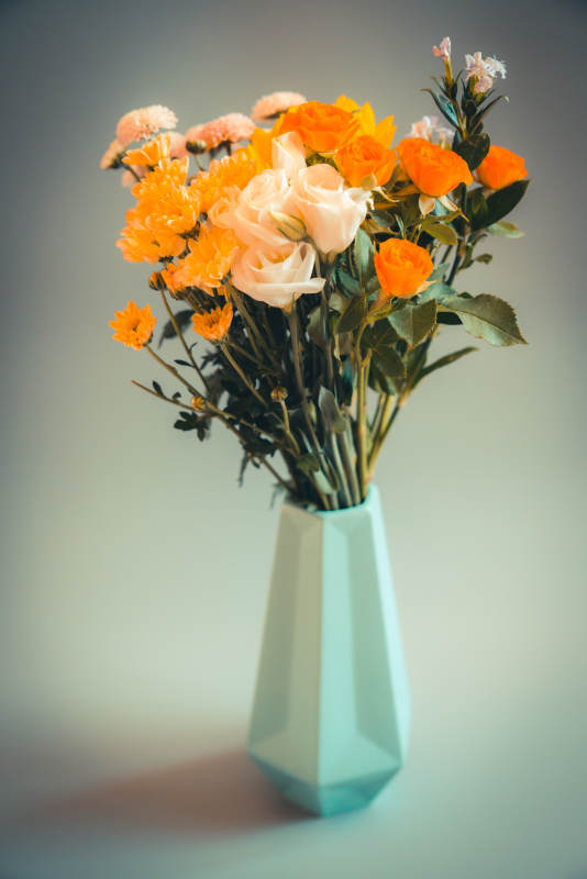 橙色花束与蓝色花瓶图片