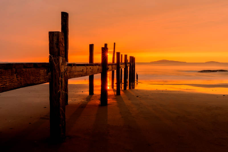 夕阳下的木桩剪影青岛会场村图片