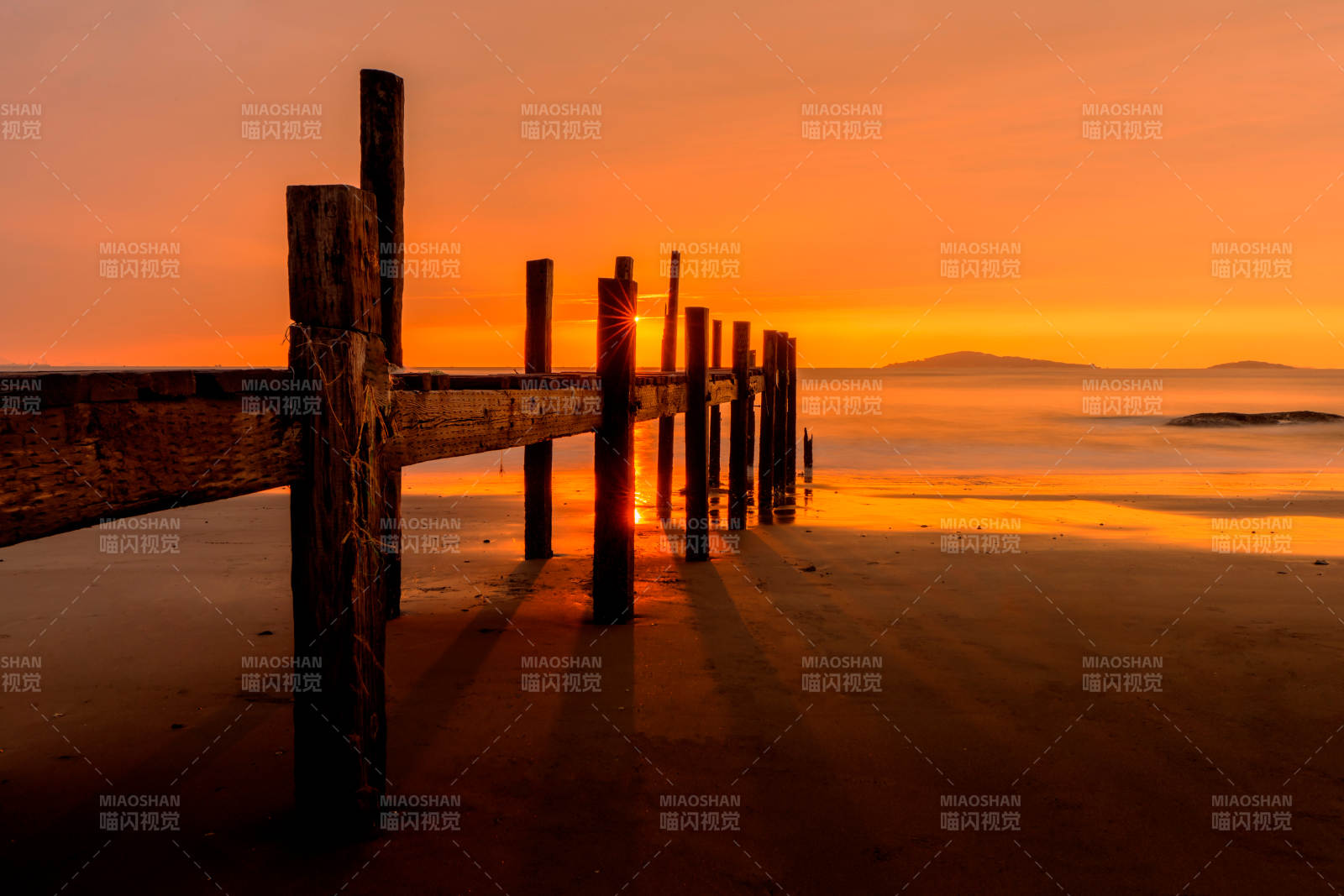 夕阳下的木桩剪影青岛会场村图片