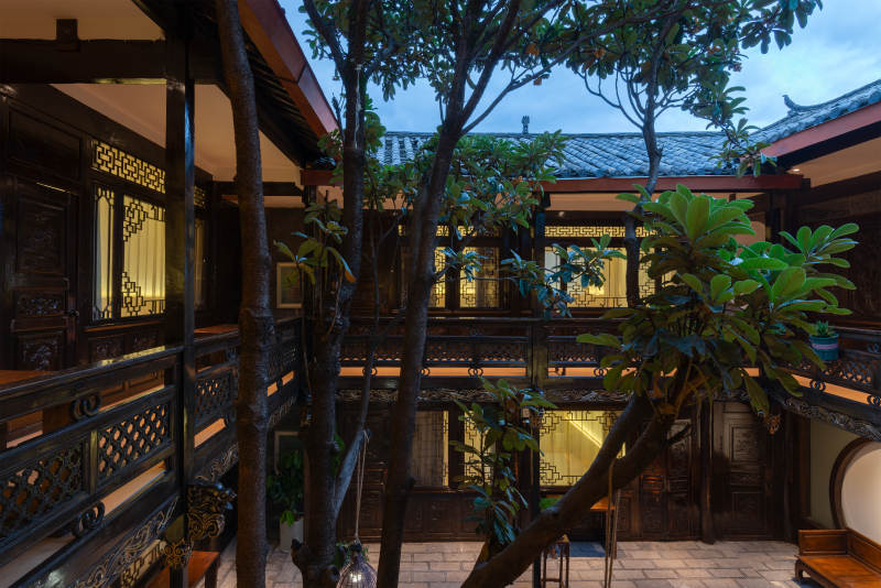 古色古香的庭院夜景图片