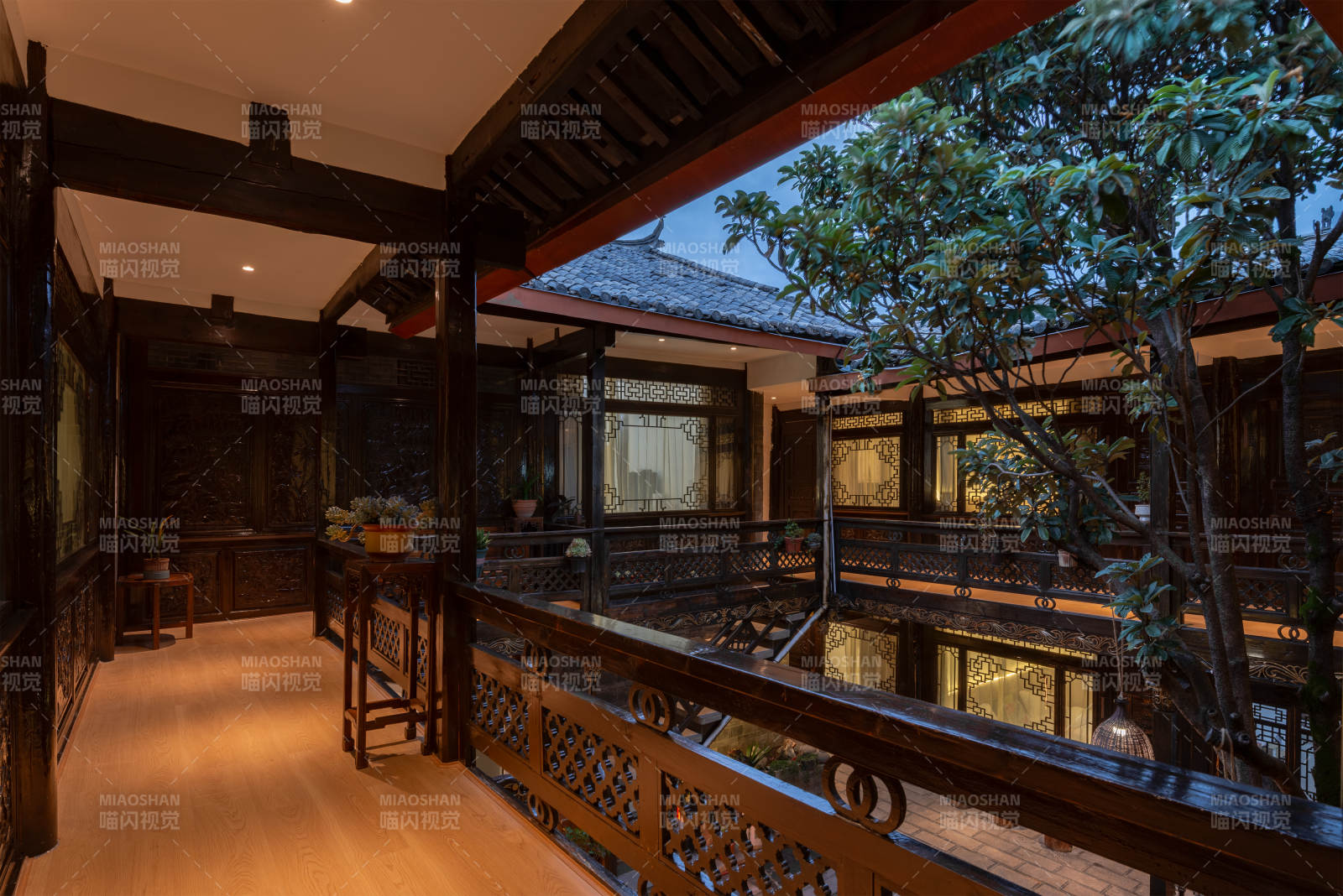 古色古香的庭院夜景图片