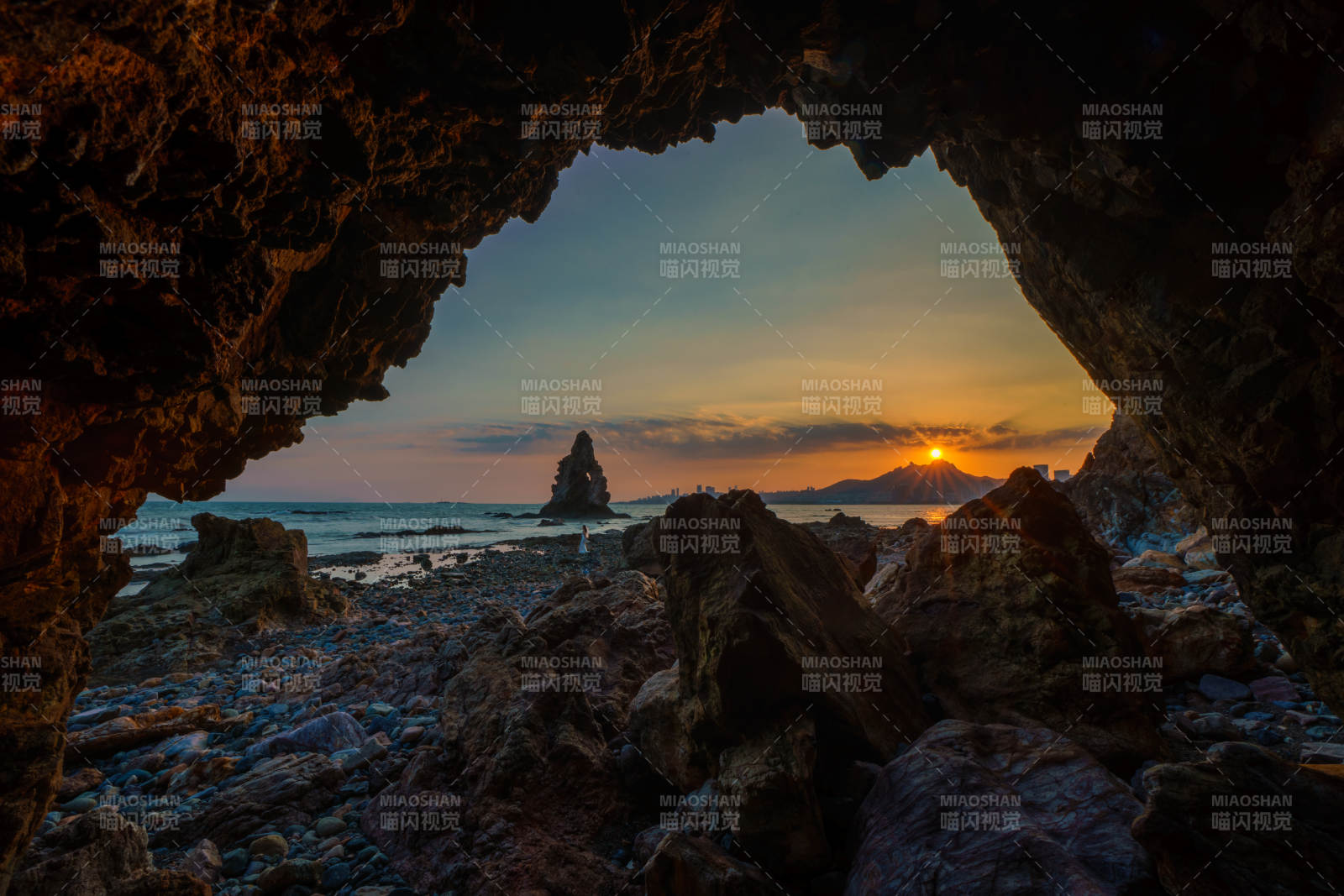 青岛石老人洞穴中的日落美景图片