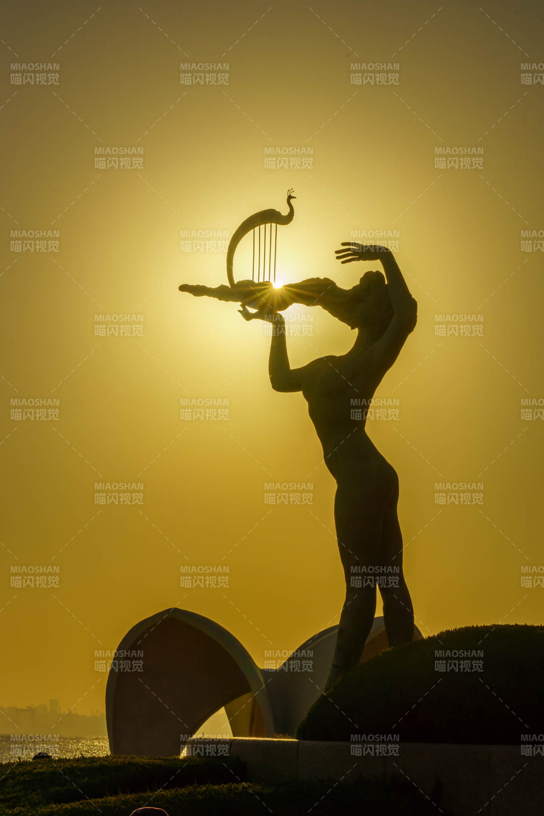 青岛小青岛公园日落雕像剪影之美图片