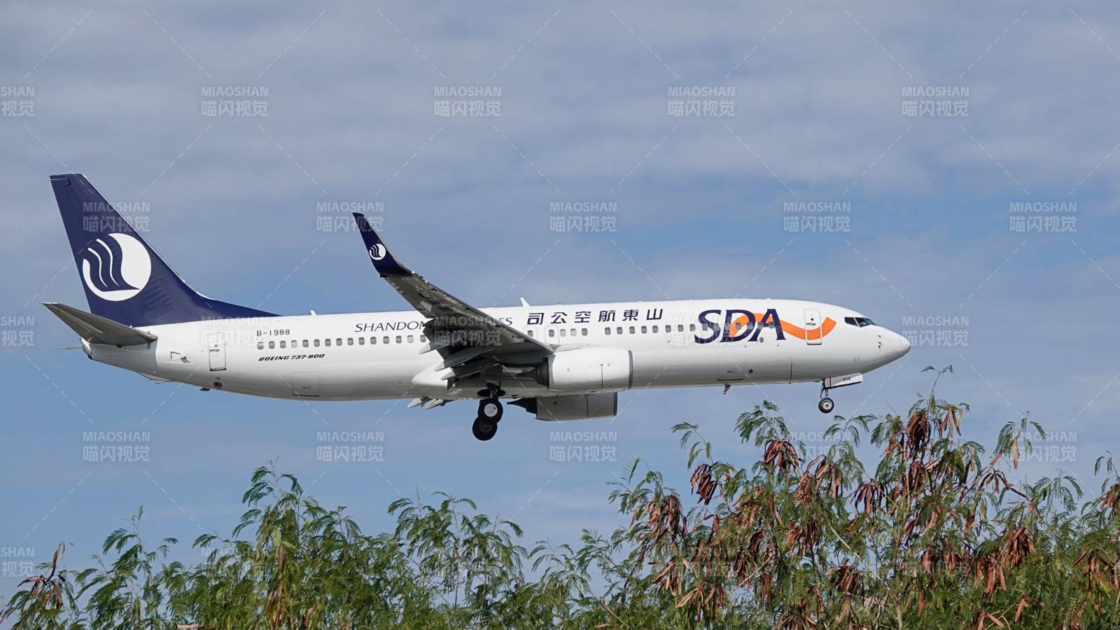 山东航空飞机起飞瞬间图片