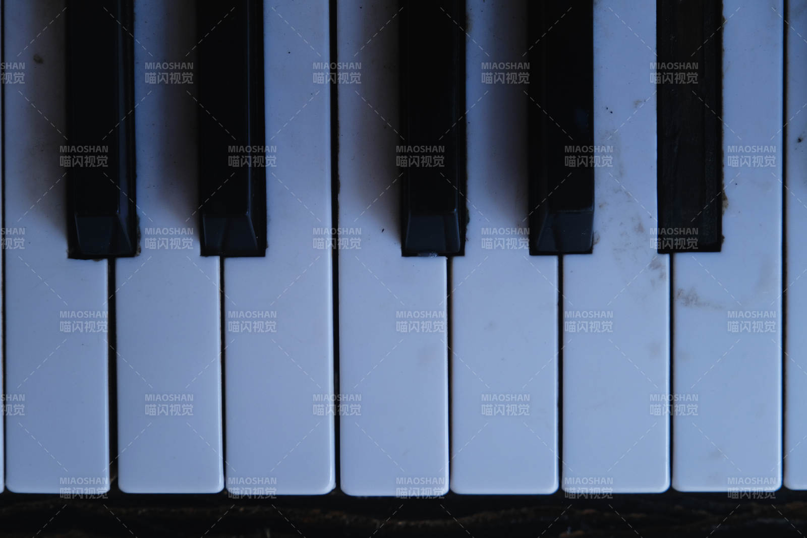 钢琴键的静谧时光图片