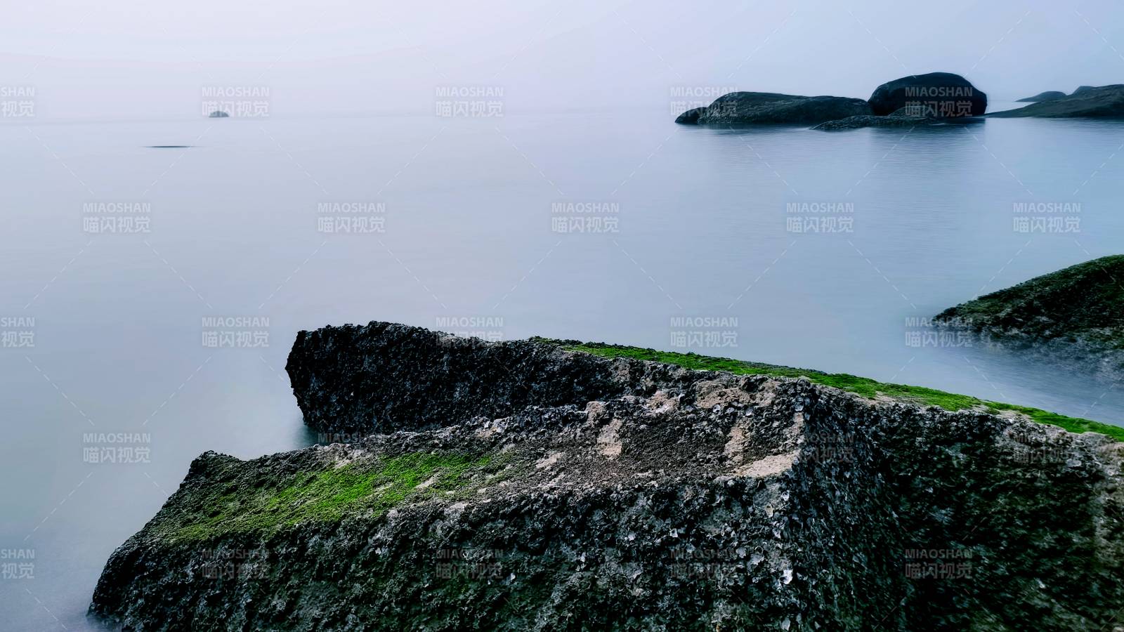 海边岩石与雾气朦胧厦门图片