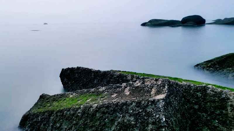 海边岩石与雾气朦胧厦门图片