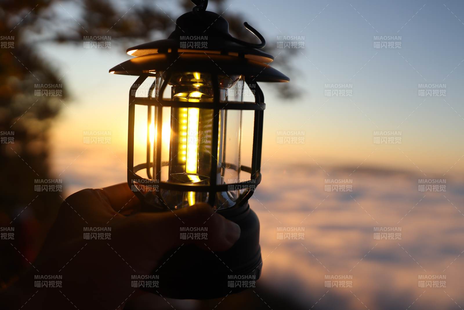 手握露营灯 云海日出图片