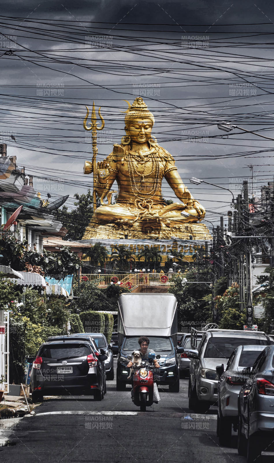 街头金佛与繁忙交通图片