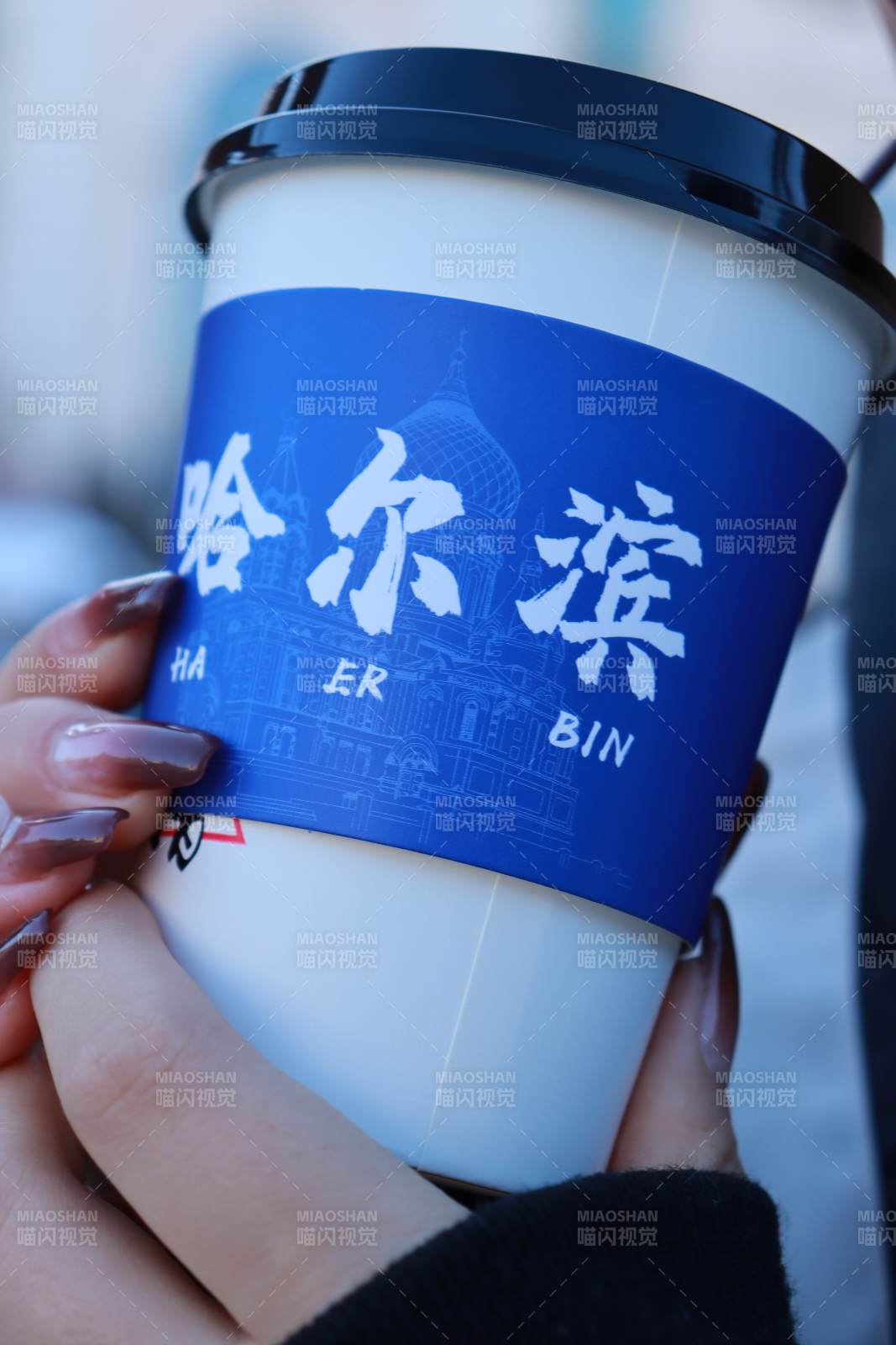 哈尔滨饮品杯特写图片