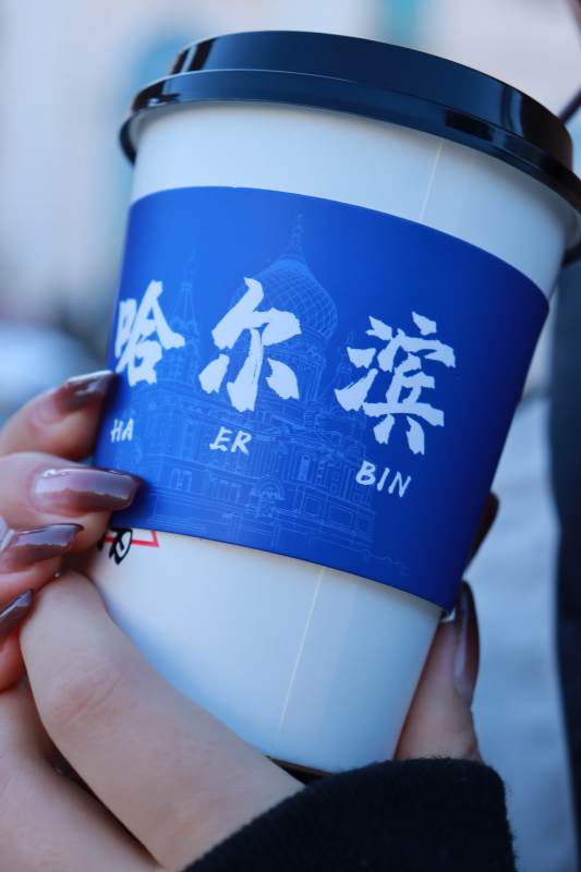 哈尔滨饮品杯特写图片