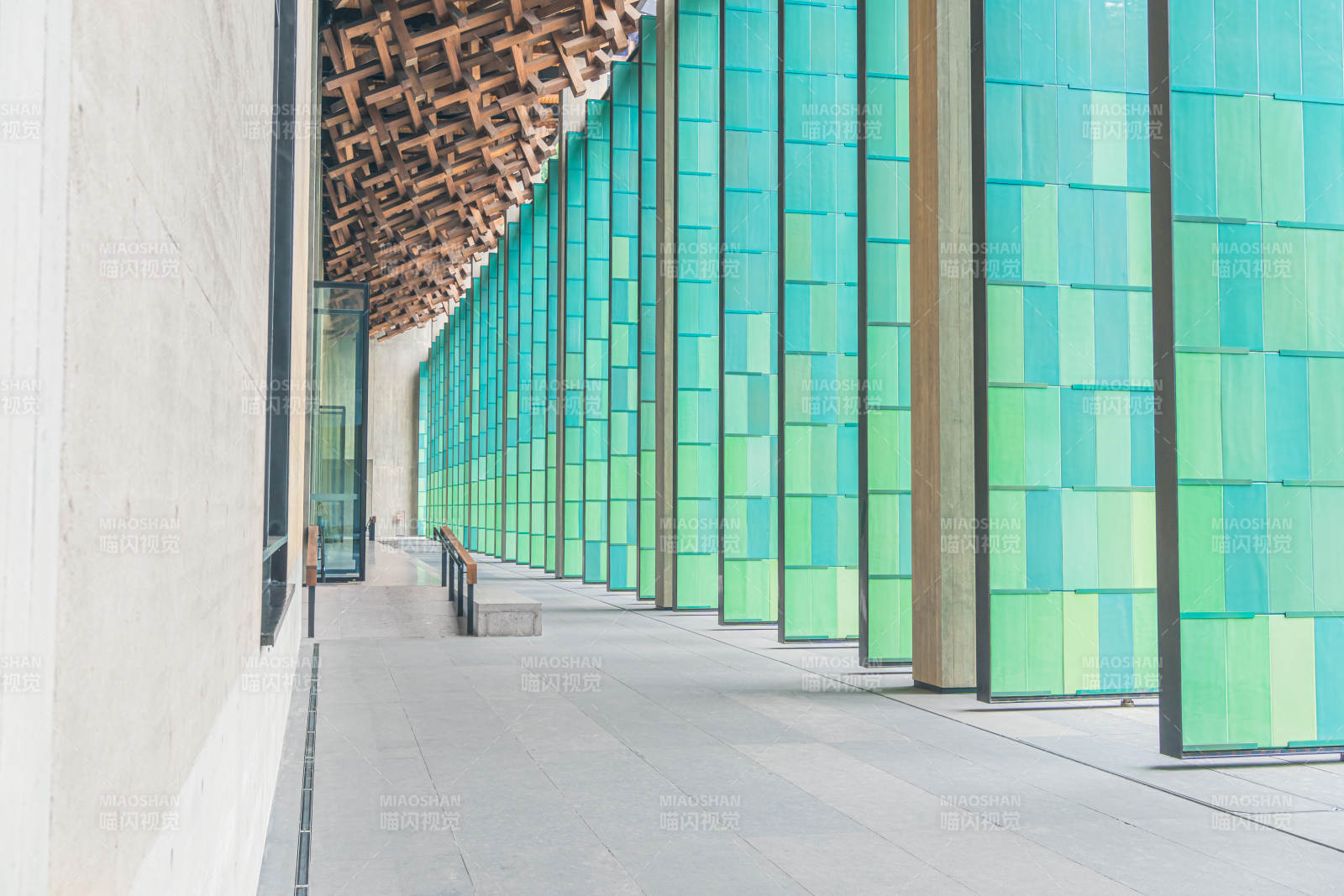 现代建筑的绿色玻璃墙--杭州图片