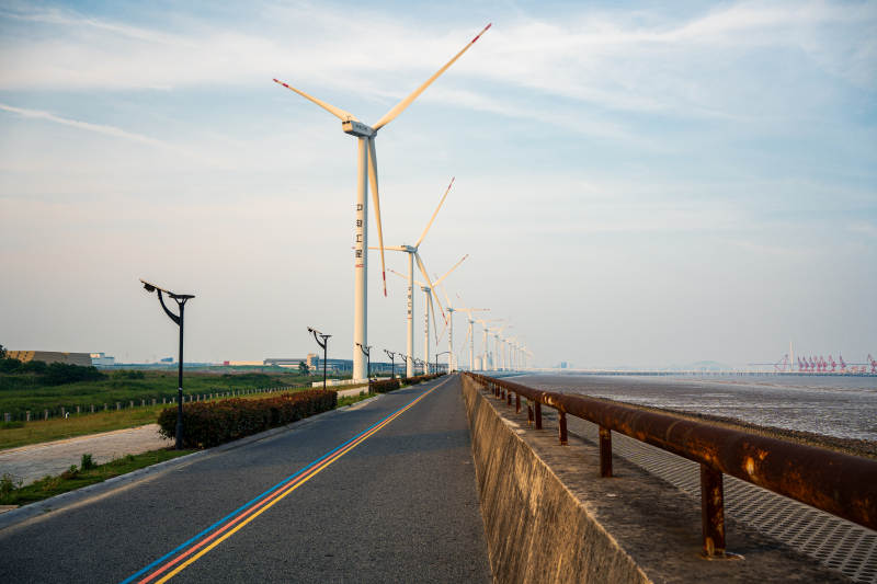 风车与海岸线的宁静之路图片