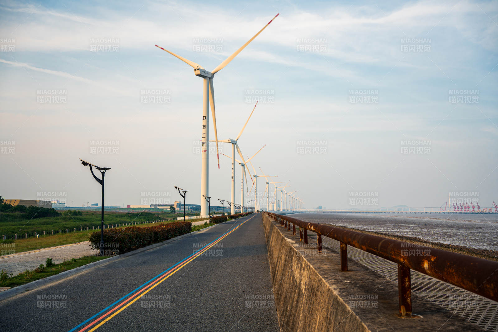 风车与海岸线的宁静之路图片