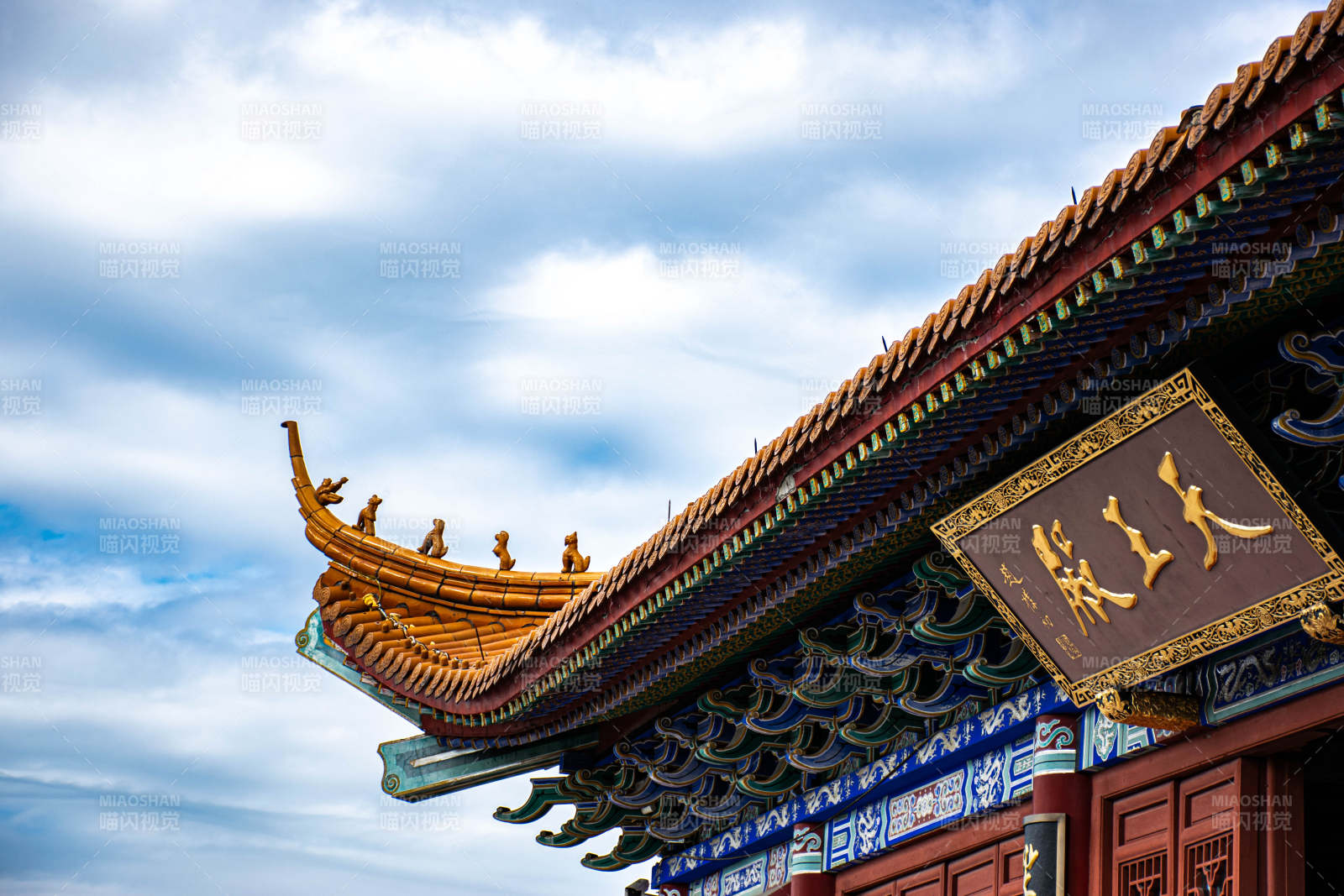 古建筑飞檐翘角蓝天白云图片