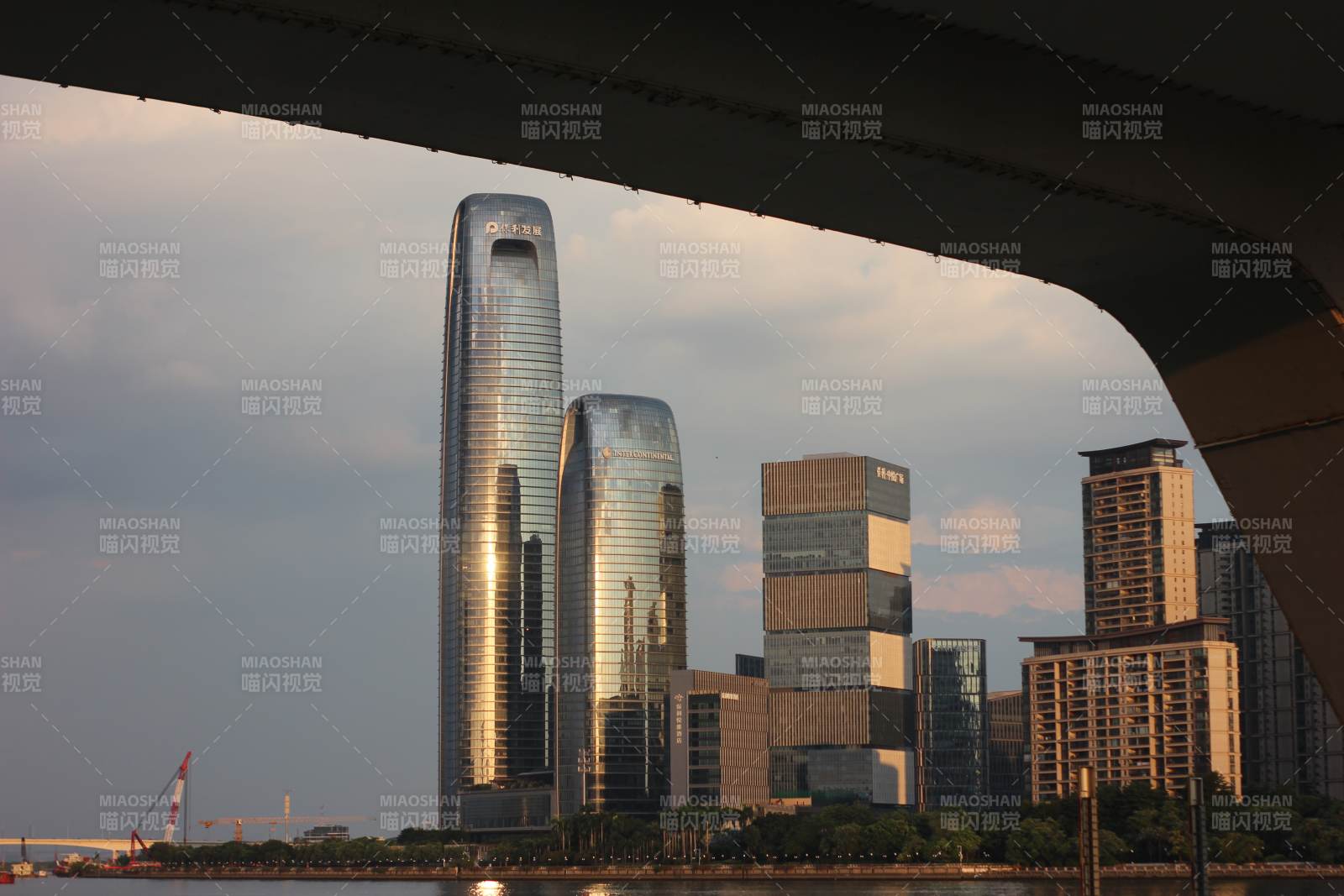 城市高楼在桥底的剪影图片