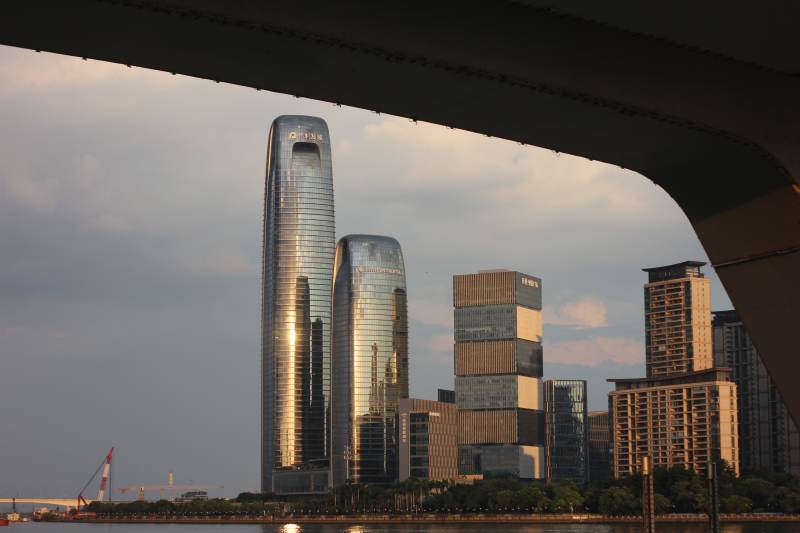 城市高楼在桥底的剪影图片