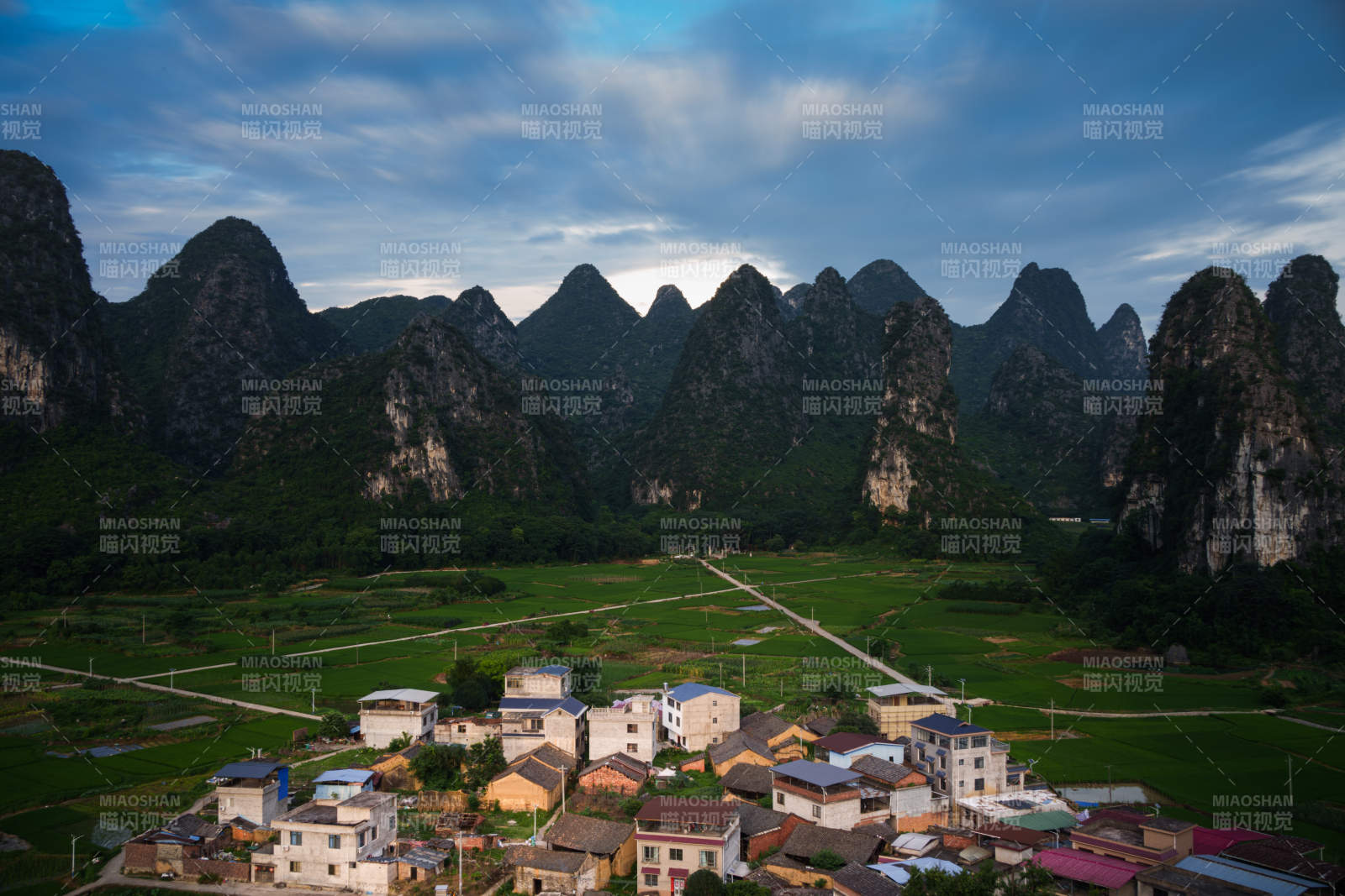 山水环绕的乡村风光--桂林图片