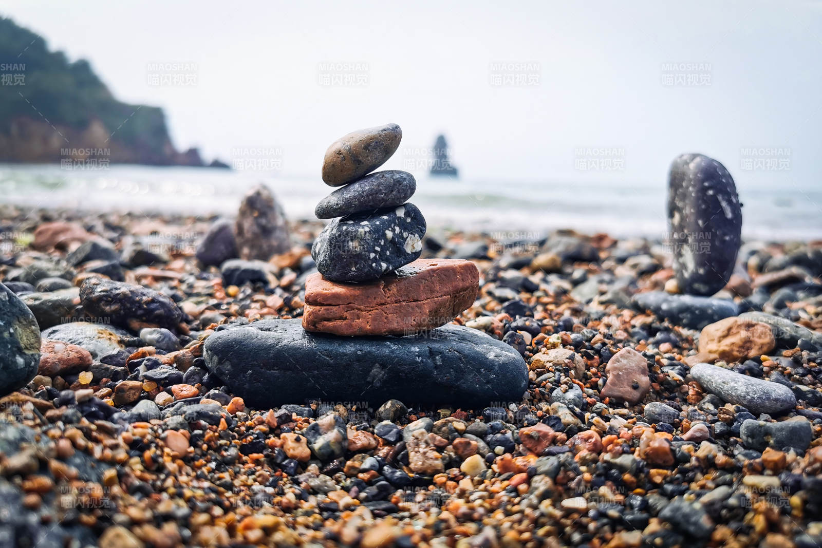 海边石堆平衡艺术图片