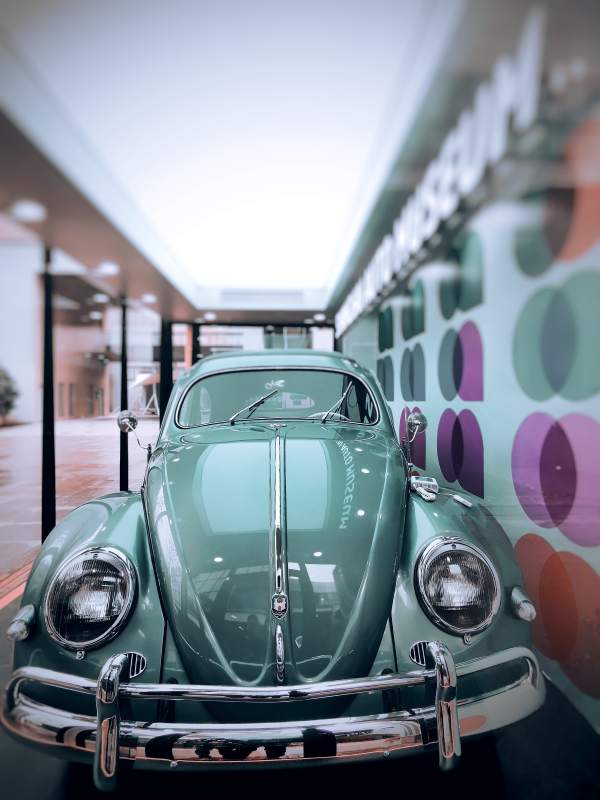 复古绿色甲壳虫汽车图片