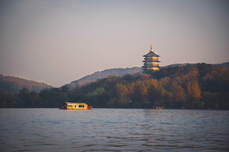 西湖秋色 塔影船行--雷峰塔图片