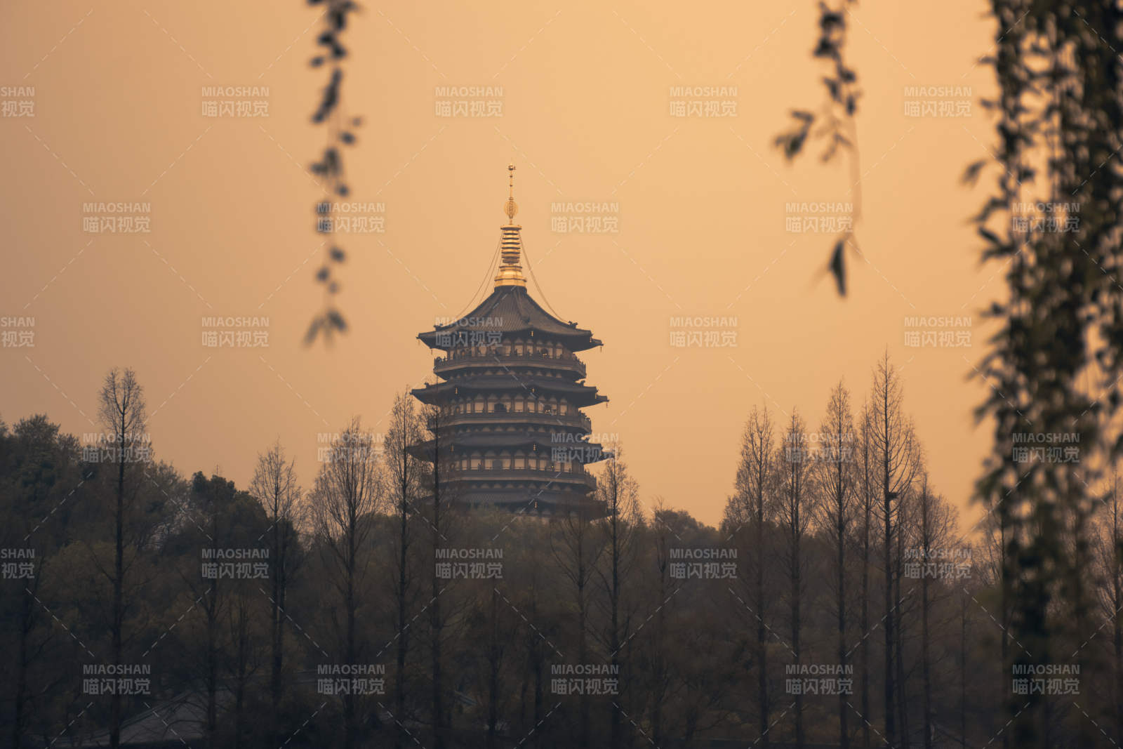 夕阳下的古塔剪影--雷峰塔图片