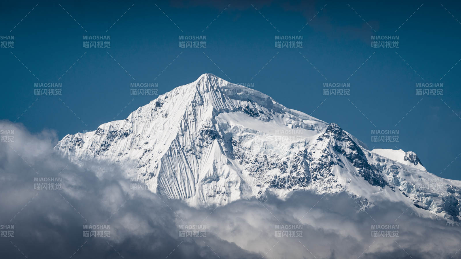 梅里雪山之巅 云雾缭绕图片