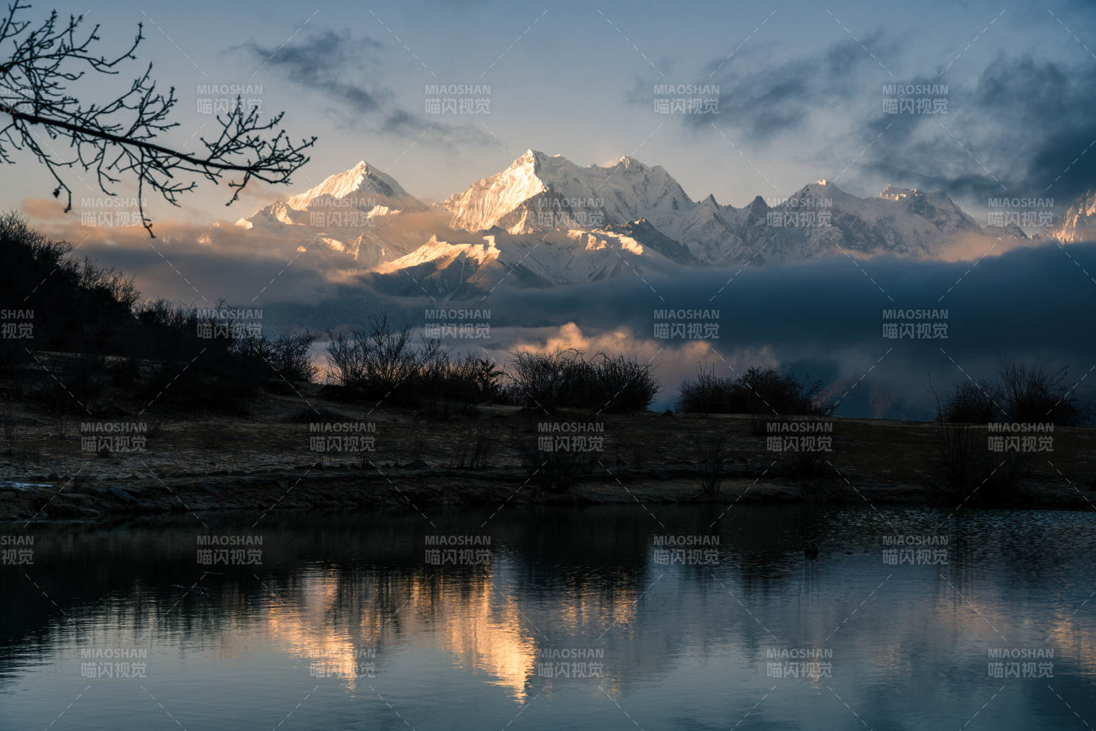 梅里十三峰倒影湖畔静谧景图片