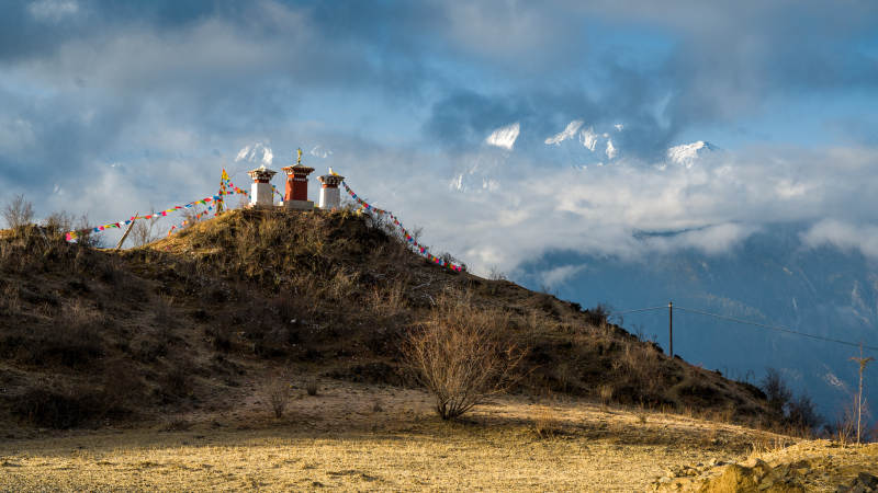 梅里雪山下的佛塔与经幡图片